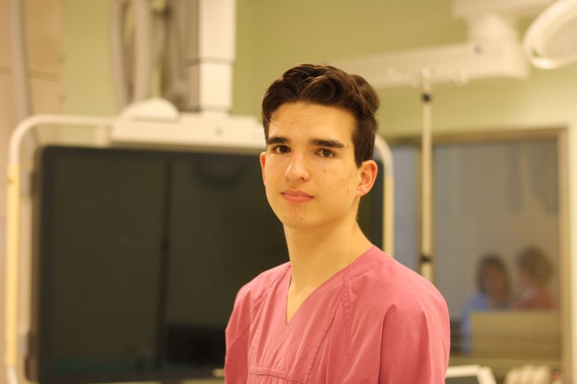 Lucas Heine hat gerade mit seiner Ausbildung zum MTRA im Städtischen Klinikum Görlitz begonnen. Er profitiert als erster von dieser finanziellen Unterstützung. Foto: Katja Pietsch