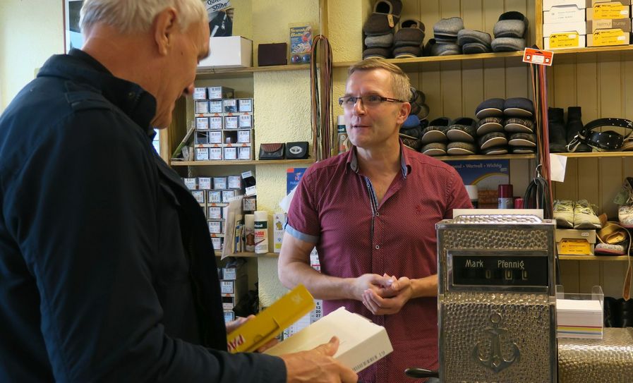 Noch empfängt Karsten Schreiber im Post- und Lottoshop sowie der Schuhmacherei die Kunden persönlich. Ab 1. März 2018 wird er dafür kaum noch Zeit finden, denn ab dann ist der 45-Jährige Bürgermeister der Großgemeinde Kolkwitz. Foto: jho