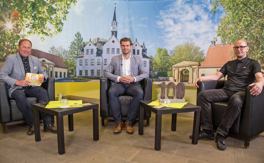 FRM-Moderator Matthias Wagner mit Daniel, Wirth, Leiter des Freizeizentrums "Hains" und Thoralf Gorek, städtischer Projektmanager für das Jubiläum „100 Jahre Freital“ im Jahr 2021 (v.l.n.r.) bei der TV-Aufzeichnung auf Schloss Burgk. Foto: Stadt Freital