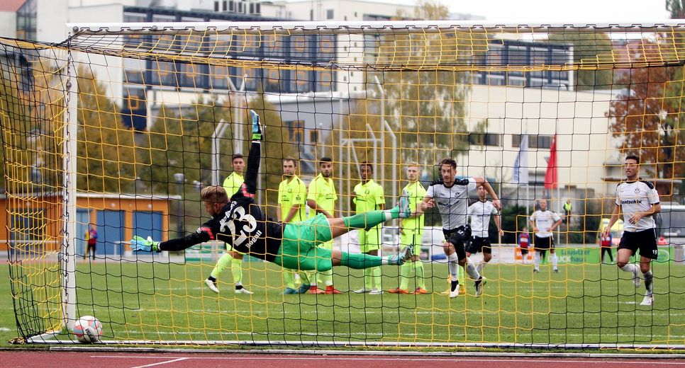 Hier schlägt der Ball zum 2:0 ein – Paul-Max Walther zeigte zum wiederholten Male seine Freistoßkünste. Fotos: Zettl