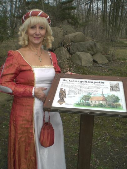 Gästeführerin Veronika Dubau alias Jutta von Kittlitz  am Originalort auf dem Spremberger Georgenberg. Foto: Kayser