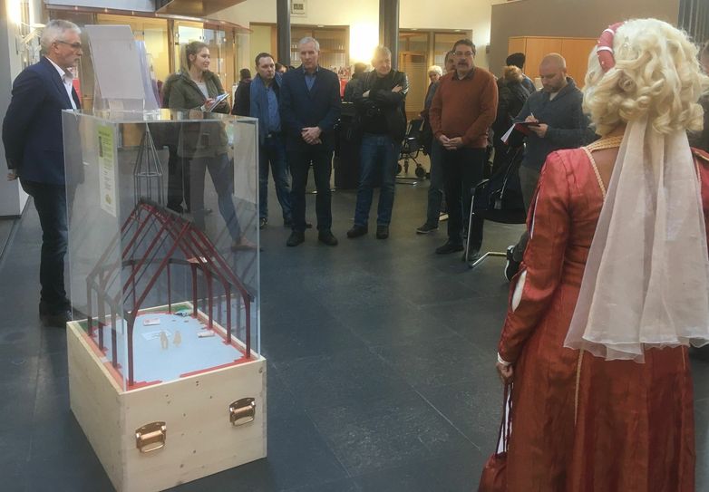 Ein Modell der St. Georgkapelle dient in der Spremberger Volksbank Spree-Neiße eG während der Öffnungszeiten von Mo.-Fr. als große Spendenbox. Foto: LAGA-Verein