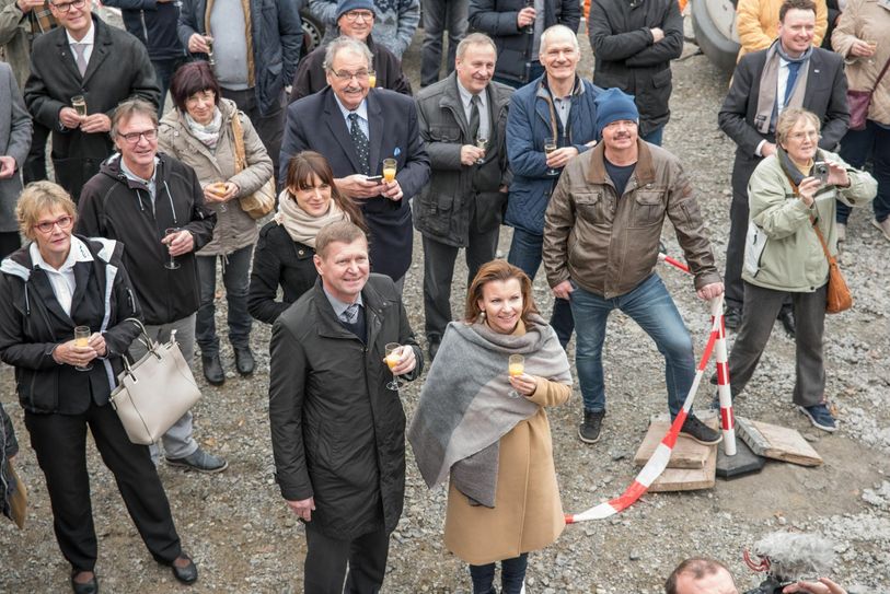 Unter den anwesenden Gästen waren auch der Landrat des Oberspreewald-Lausitz-Kreises Sigurd Heinze sowie die CDU-Bundestagsabgeordnete Jana Schimke (beide ganz vorn im Bild). Foto: Spreewelten GmbH