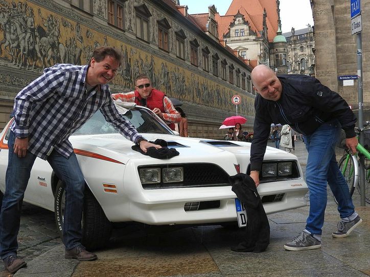 Nach einem Regenschauer putzen Matteo Böhme (li.), Mathias Lindner (re.) und der Besitzer den Pontiac Firebird Formular 400 / Foto: Zuchold