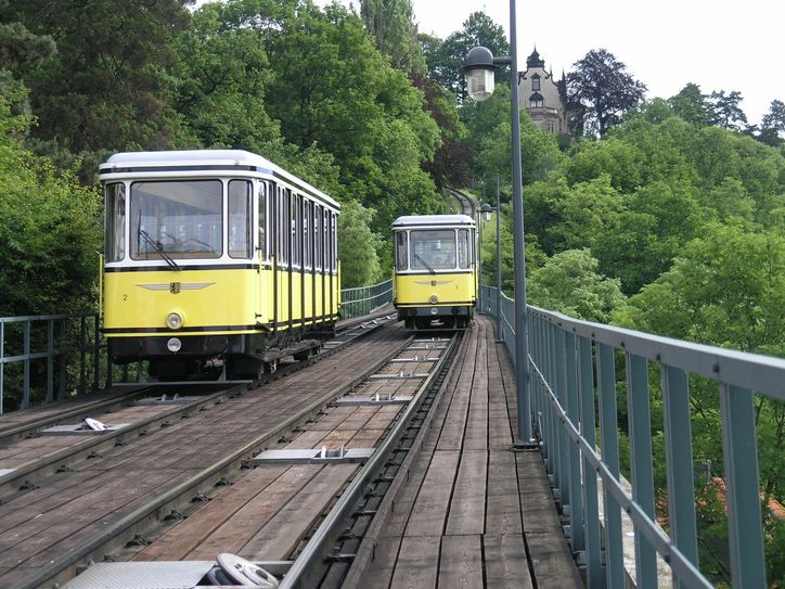 Um den Elbhang zu erklimmen, bietet sich eine Fahrt mit der historischen Standseilbahn an. Foto: DVB