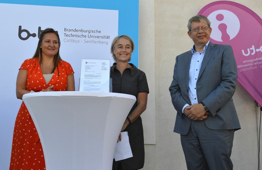 Übergabe des Förderbescheids für die Präsenzstelle Westlausitz in Finsterwalde mit Dr. Manja Schüle Ministerin für Wissenschaft, Forschung und Kultur des Landes Brandenburg, Prof. Dr. rer. pol. habil. Christiane Hipp als amtierende Präsidentin BTU Cottbus-Senftenberg und Prof. Dr. Klaus-Martin Melzer, Vizepräsident für Forschung und Transfer der TH Wildau. Foto: pm