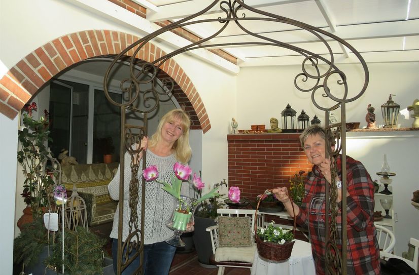 Sigrun Jeck (links) und Roswitha Petschick planen den ersten Tag der offenen Gartenpforte.