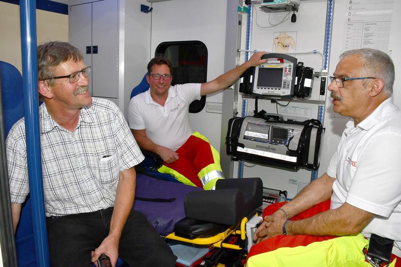 Ausstattung perfekt: Herzbergs Wachenleiter Michael Gehler, Notfallsanitäter Manuel Wienick und Rettungsassistent Steffen Reich (v.l.). Foto: th