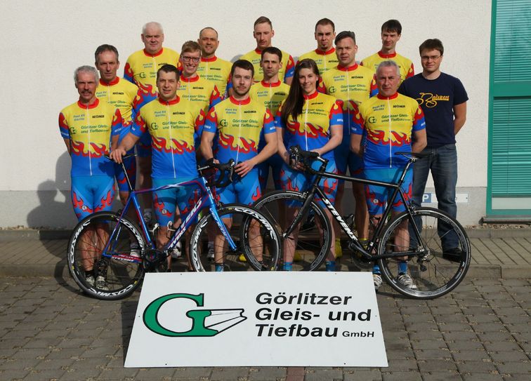 Zur Präsentation des Teams gehören natürlich auch neue Teamfotos. Die wurden auf dem Gelände des Hauptsponsors, der Görlitzer Gleis-und Tiefbau GmbH, gemacht. Foto: Verein