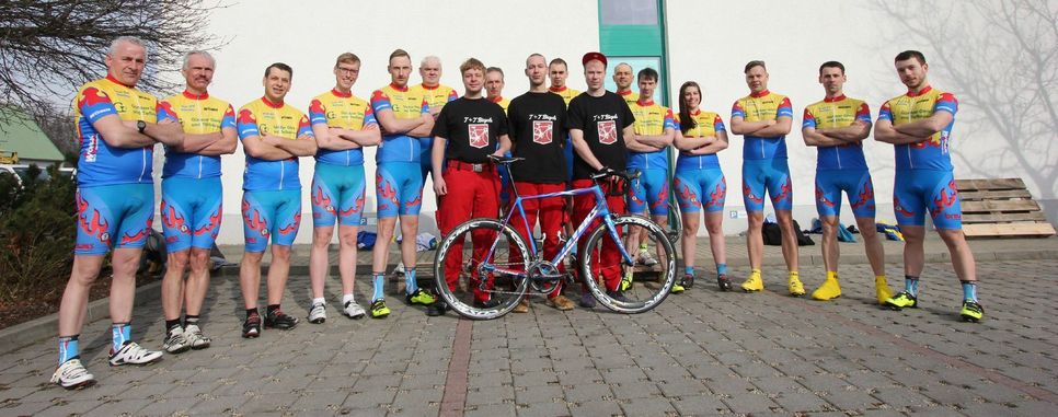 Zur Präsentation des Teams gehören natürlich auch neue Teamfotos. Die wurden auf dem Gelände des Hauptsponsors, der Görlitzer Gleis-und Tiefbau GmbH, gemacht. Foto: Verein