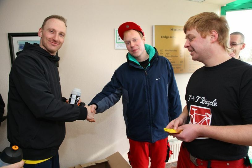 Der neue Sponsor, das Radgeschäft„T+T Bicycle GbR“ aus Görlitz, übergab Trinkflaschen, Energieriegel und Energiegels an die Radsportler. Foto: Verein
