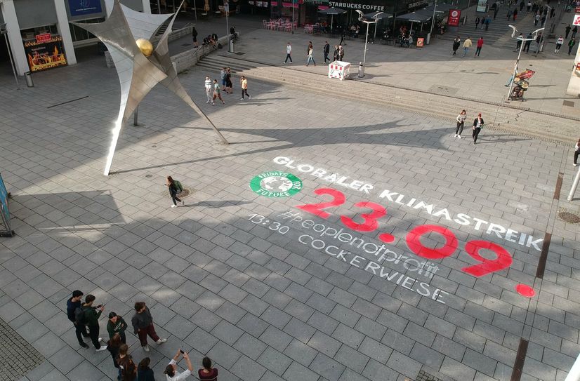 Das unübersehbare Bild auf der Prager Straße macht auf den Klimastreik aufmerksam.
