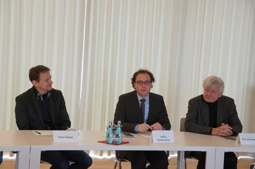Peter Kochan, Schatzmeister des Schostakowitsch in Gohrisch e.V (li.), Tobias Niederschlag, künstlerischer  Leiter im Gespräch mit Prof. Peter Rösel (re.)   Foto: Dietrich