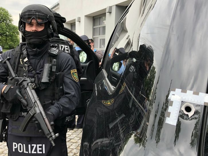 Ein Loch in einem Spezialfahrzeug der Polizei. Fotos: Jörn Wolf