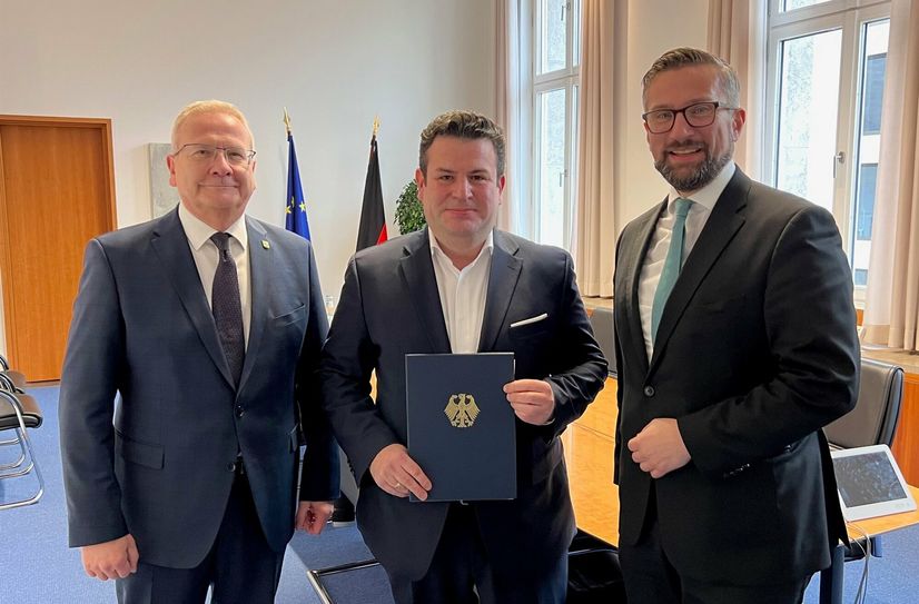 Oberbürgermeister Torsten Ruban-Zeh, Bundesarbeitsminister Hubertus Heil und sein sächsischer Amtskollege Martin Dulig (v.l.) nach dem Arbeitsgespräch in Berlin.