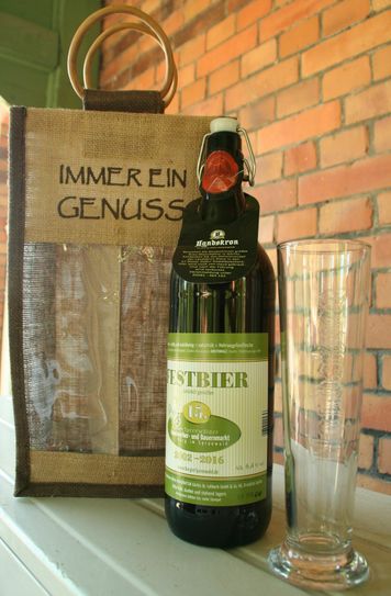 Geschenk und Erinnerung: Das Festbier zum 15. Geburtstag des Spreewälder Handwerker- und Bauernmarkt in Burg. Foto: K. Möbes