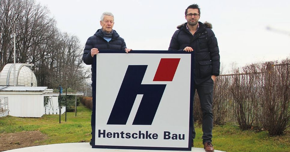 Rüdiger Hackel, erster Vorstand des Fördervereins der Schulsternwarte „Johannes Franz“ (links) und Sven Johne, Marketingleiter der Hentschke Bau GmbH auf dem Gelände der Schulsternwarte. Foto: Hentschke Bau