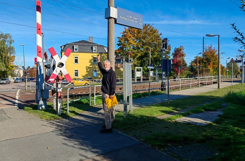Ortschaftsrat Peter Bartels zeigte im Sommer, wo am jetztigen Bahnübergang "Urnenfeld" eine Fuß-Radwegbrücke gebaut werden soll - der Übergang für Fahrzeuge, auch Rettungswagen würde geschlossen.