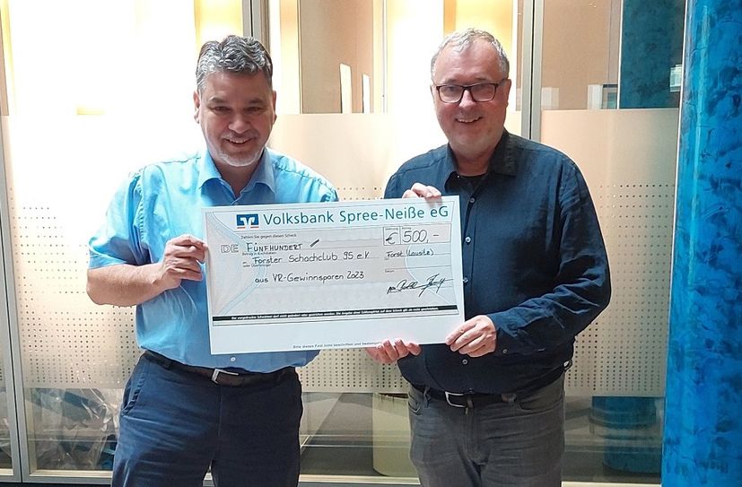 Jens Bossenz (l.) übergibt Jürgen Goldschmidt die finanziellen Mittel aus dem VR-Gewinnsparen.