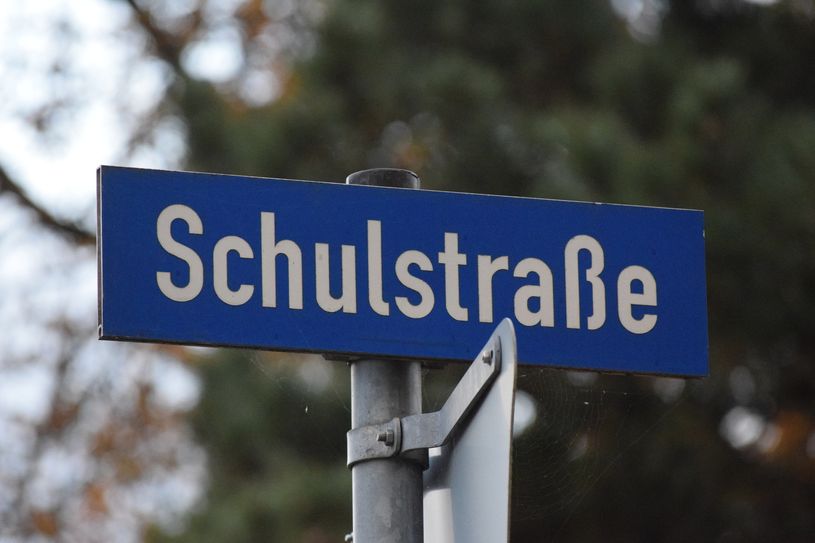 Damit sich die Verkehrssituation an der Lessingschule entspannt, wird die Schulstraße in Neukirch/Lausitz zur Einbahnstraße erklärt.