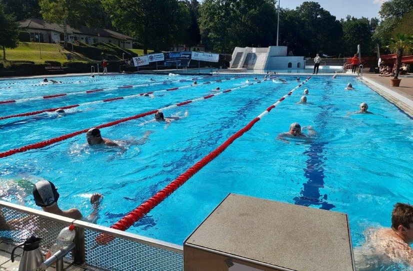 Beim 24-Stunden-Schwimmen messen sich Groß und Klein im Freibad Kochsagrund.