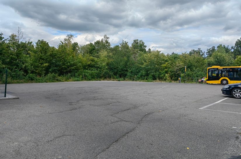 Auf diesem Parkplatz oberhalb des Turms soll das 10 Meter hohe Parkhaus für 150 Autos entstehen.