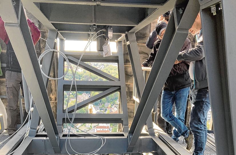 Dieses neue, permanente Stahlkonstrukt wird künftig im Südwestturm des Doms die Sanierungsarbeiten erleichtern.