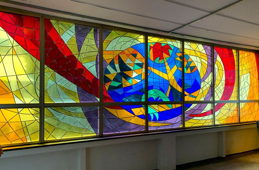 Das von Jan Buck gestaltete Glaskunstfenster wurde bereits 2023 gesichert und im Museum eingelagert.
