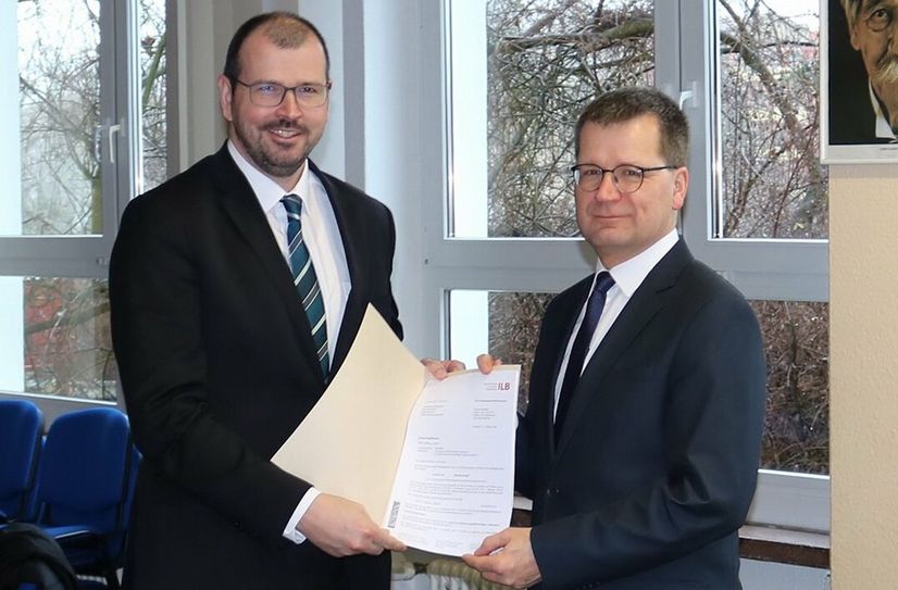 Bildungsstaatssekretär Steffen Freiberg und Bürgermeister Bengt Kanzler bei der Übergabe der Fördermittel.