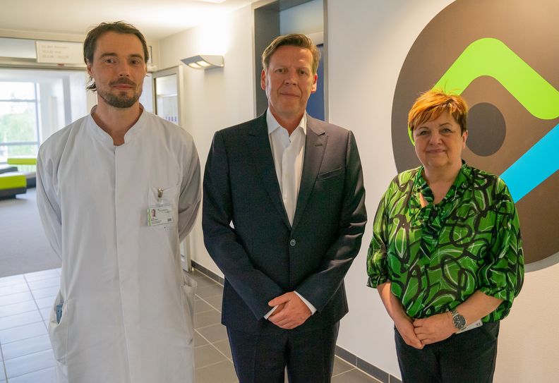 Heißen PD Dr. Gero Wieners (Mitte) herzlich willkommen im CTK: Dr. Cornelia Schmidt, Ärztliche Direktorin des Hauses und Dr. Stefan Kliesch, mit dem der neue Chefarzt das Institut für Radiologie und Neuroradiologie leiten wird.