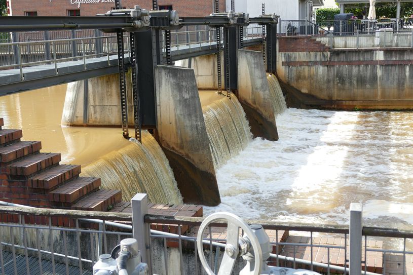 Besonders deutlich werden die Schadstoffe am Mühlenwehr, hier treten die Ausflockungen durch die Aufschäumung des Wassers ganz deutlich zutage. Geschädigt sind auch die seitlichen Betonwände infolge der Braunfärbung.
