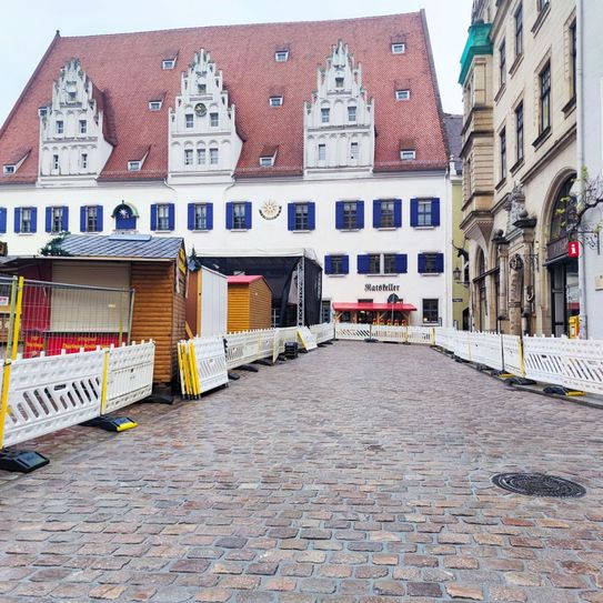 Die Bauhauptarbeiten hat die Firma Pflasterbau Missbach aus Meißen übernommen.