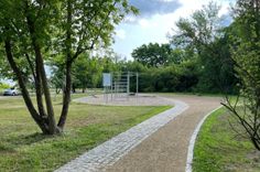 Der Naturerlebnisgarten lädt zum Verweilen ein.