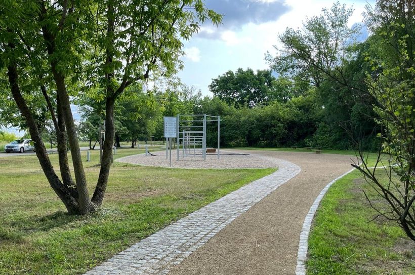 Der Naturerlebnisgarten lädt zum Verweilen ein.
