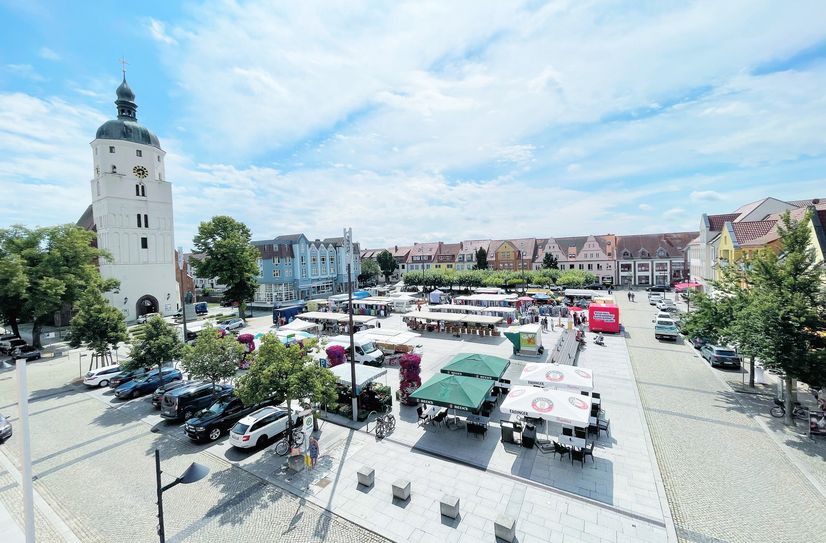 Wochenmarkt in Lübben im Herzen der Stadt.