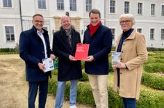 Denny Steffan (Stiftung der Sparkasse Oberlausitz-Niederschlesien), Dirk Albers (Kreissparkasse Bautzen), Dr. Hagen W. Lippe-Weißenfeld (Intendant des Kammermusikfestes) und Birgit Weber (Stiftung für Kunst und Kultur in der Oberlausitz) bei der Übergabe des Fördermittelbescheides.