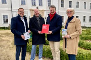 Denny Steffan (Stiftung der Sparkasse Oberlausitz-Niederschlesien), Dirk Albers (Kreissparkasse Bautzen), Dr. Hagen W. Lippe-Weißenfeld (Intendant des Kammermusikfestes) und Birgit Weber (Stiftung für Kunst und Kultur in der Oberlausitz) bei der Übergabe des Fördermittelbescheides.