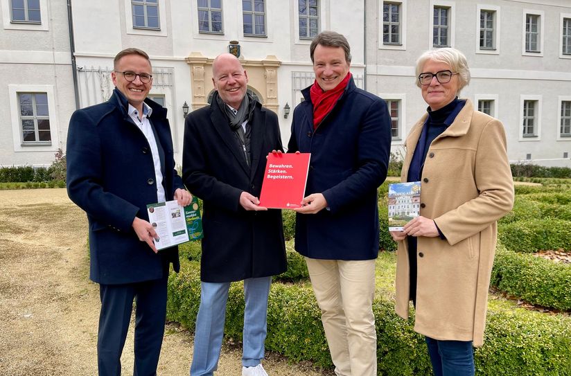 Denny Steffan (Stiftung der Sparkasse Oberlausitz-Niederschlesien), Dirk Albers (Kreissparkasse Bautzen), Dr. Hagen W. Lippe-Weißenfeld (Intendant des Kammermusikfestes) und Birgit Weber (Stiftung für Kunst und Kultur in der Oberlausitz) bei der Übergabe des Fördermittelbescheides.