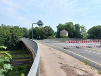 Über diese Brücke in Radeberg wird vermutlich nie wieder LKW-Verkehr rollen, sie hat ein Tragfähigkeitsdefizit.