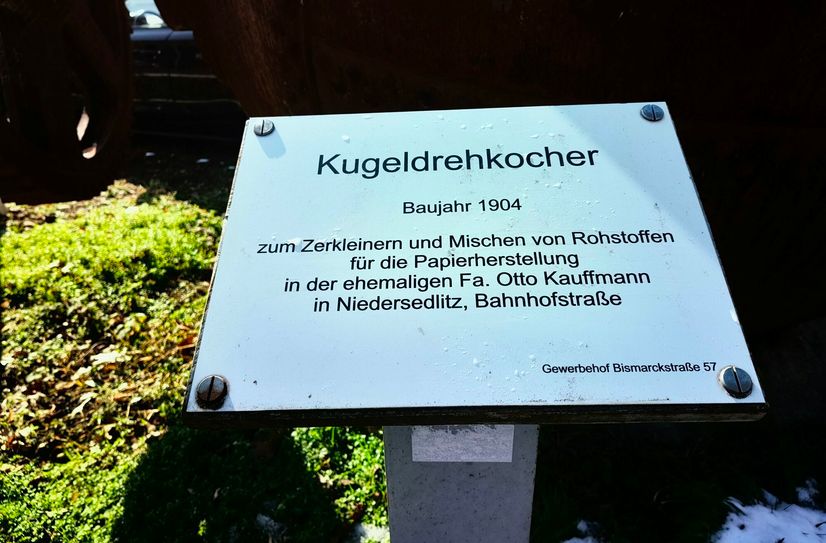 Vor Ort weist eine kleine Info-Tafel auf die Verwendung des Kugeldrehkochers hin.