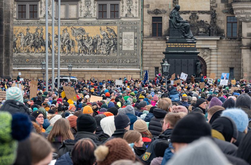 Bereits am 21. Januar kamen in Dresden mehr als 50.000 Menschen zu einer Demonstration gegen Rechtsextremismus zusammen.