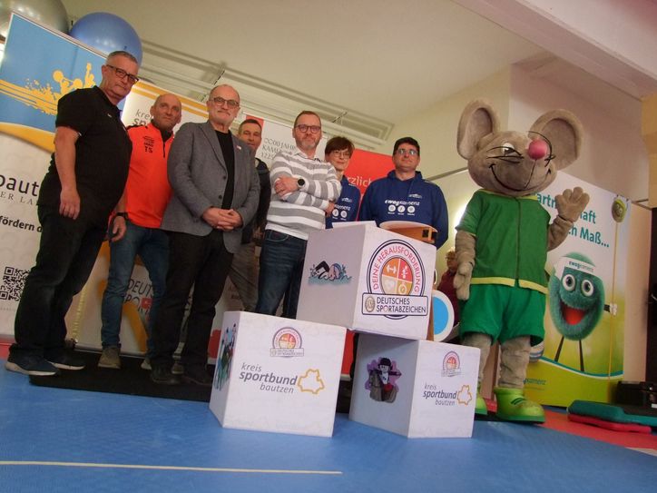 Gruppenbild mit Maskottchen »Flizzy« (v.l.n.r.): Jan Geppert (Tomogara Ryu), Torsten Schröder (SV Aufbau Deutschbaselitz), Oberbürgermeister Roland Dantz, Tom Lehmann (SV Einheit Kamenz), Torsten Pfuhl (Präsident Kreissportbund Bautzen), Antje Schoop und Tino Richter (OSSV Kamenz)