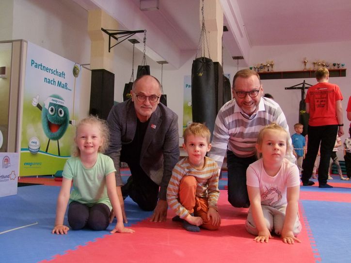 Auf die Plätze, fertig, los! Oberbürgermeister Roland Dantz (l.) und Kreissportbund-Präsident Torsten Pfuhl (r.) mit einigen der 57 Kids, die zum Stadtwetten-Auftakt ihr Flizzy-Sportabzeichen bei Tomogara Ryu ablegten.