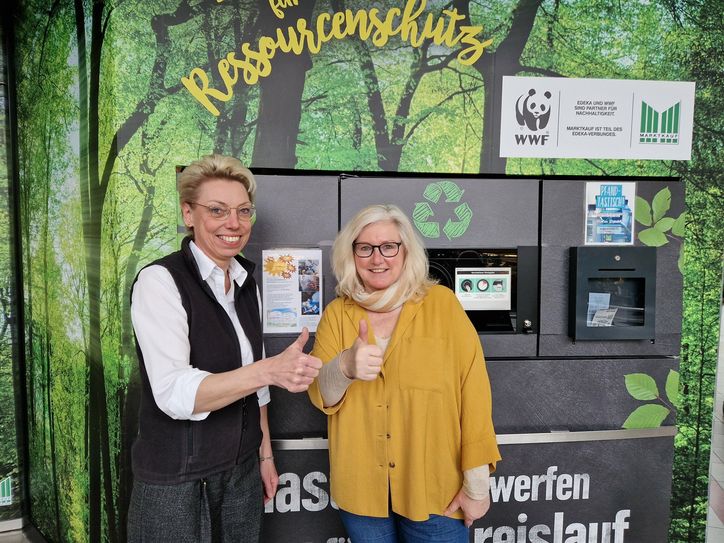 V.l.: Daumen hoch und Dankeschön sagen Diana Brehme (Marktkauf) und Sibylle Stahn (Elternhaus der Lausitz).