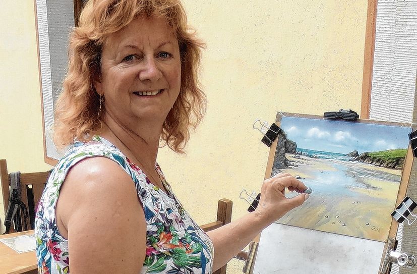 Kerstin Birk an der Staffelei bei einer Kreidezeichnung.