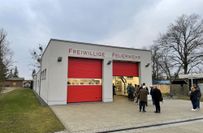 Die Feuerwehrgarage mit den beiden Toren.