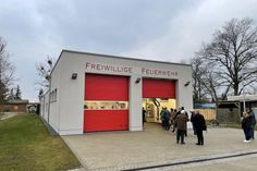 Die Feuerwehrgarage mit den beiden Toren.