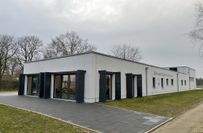 Der Anbau mit dem Schulungs- und Versammlungsraum sowie der Terrasse.