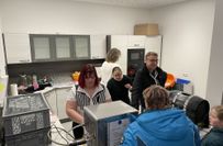 Die 7,3 Quadratmeter kleine Teeküche im Anbau wurde zur Eröffnungsfeier gleich genutzt.