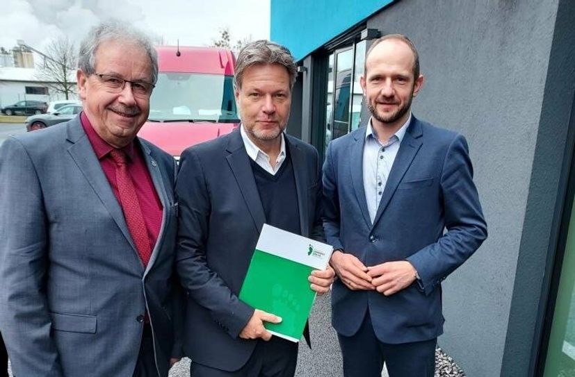 Der Landrat des Landkreises Spree-Neiße, Harald Altekrüger, und der Landrat des Landkreises Görlitz, Dr. Stephan Meyer, überreichen das Schreiben an Bundesminister Dr. Robert Habeck am Rande der Übergabe des Fördermittelbescheides für das Referenzkraftwerk Lausitz GmbH in Spreetal.